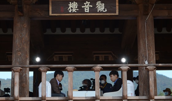 ������� �Ʒ�, �ٴ�ٶ��� �� ��