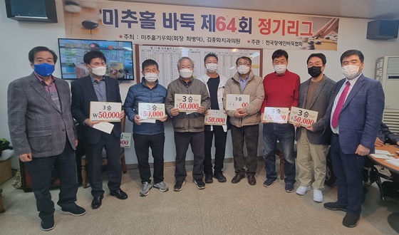 ���� �� ������ �ʴ� ����Ȧ�� ���� �ޡ� ��