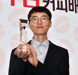 ������ ��ù �Խ� �ְ��� ��¡� �û�� ����